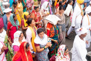 Pune, Maharashtra, Hindistan 2 Temmuz 2024: Pandharpur savaş alayı sırasında Seyyahlar Vitthala tapınağına doğru dans ederek dini şarkılar söyleyerek yürüdüler