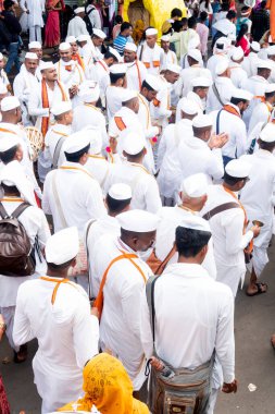 Pune, Maharashtra, Hindistan 2 Temmuz 2024: Pandharpur savaş alayı sırasında Seyyahlar Vitthala tapınağına doğru dans ederek dini şarkılar söyleyerek yürüdüler