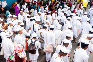 Pune, Maharashtra, Hindistan 2 Temmuz 2024: Pandharpur savaş alayı sırasında Seyyahlar Vitthala tapınağına doğru dans ederek dini şarkılar söyleyerek yürüdüler