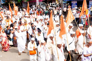 Pune, Maharashtra, Hindistan 2 Temmuz 2024: Pandharpur savaş alayı sırasında Seyyahlar Vitthala tapınağına doğru dans ederek dini şarkılar söyleyerek yürüdüler