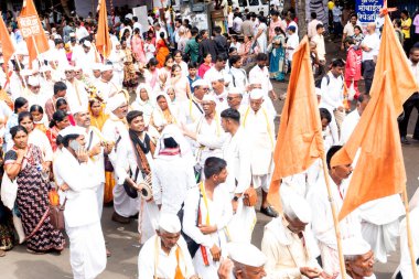 Pune, Maharashtra, Hindistan 2 Temmuz 2024: Pandharpur savaş alayı sırasında Seyyahlar Vitthala tapınağına doğru dans ederek dini şarkılar söyleyerek yürüdüler