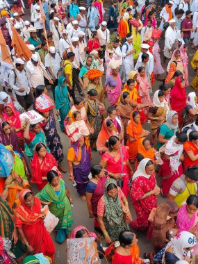 Pune, Maharashtra, Hindistan 2 Temmuz 2024: Pandharpur savaş alayı sırasında Seyyahlar Vitthala tapınağına doğru dans ederek dini şarkılar söyleyerek yürüdüler