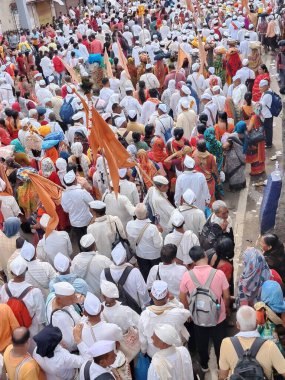 Pune, Maharashtra, Hindistan 2 Temmuz 2024: Pandharpur savaş alayı sırasında Seyyahlar Vitthala tapınağına doğru dans ederek dini şarkılar söyleyerek yürüdüler