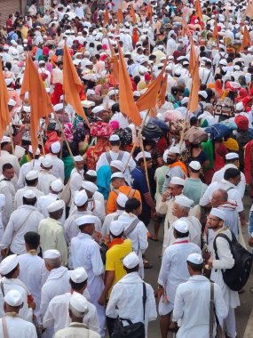 Pune, Maharashtra, Hindistan 2 Temmuz 2024: Pandharpur savaş alayı sırasında Seyyahlar Vitthala tapınağına doğru dans ederek dini şarkılar söyleyerek yürüdüler