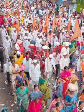 Pune, Maharashtra, Hindistan 2 Temmuz 2024: Pandharpur savaş alayı sırasında Seyyahlar Vitthala tapınağına doğru dans ederek dini şarkılar söyleyerek yürüdüler