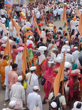 Pune, Maharashtra, Hindistan 2 Temmuz 2024: Pandharpur savaş alayı sırasında Seyyahlar Vitthala tapınağına doğru dans ederek dini şarkılar söyleyerek yürüdüler