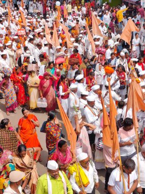 Pune, Maharashtra, Hindistan 2 Temmuz 2024: Pandharpur savaş alayı sırasında Seyyahlar Vitthala tapınağına doğru dans ederek dini şarkılar söyleyerek yürüdüler