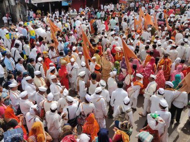 Pune, Maharashtra, Hindistan 2 Temmuz 2024: Pandharpur savaş alayı sırasında Seyyahlar Vitthala tapınağına doğru dans ederek dini şarkılar söyleyerek yürüdüler
