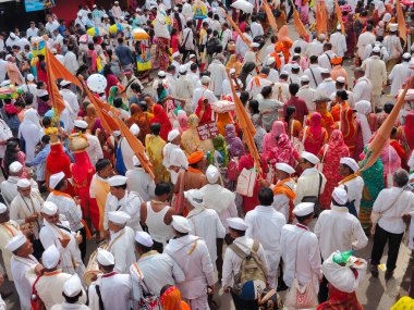 Pune, Maharashtra, Hindistan 2 Temmuz 2024: Pandharpur savaş alayı sırasında Seyyahlar Vitthala tapınağına doğru dans ederek dini şarkılar söyleyerek yürüdüler