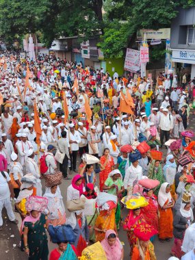 Pune, Maharashtra, Hindistan 2 Temmuz 2024: Pandharpur savaş alayı sırasında Seyyahlar Vitthala tapınağına doğru dans ederek dini şarkılar söyleyerek yürüdüler