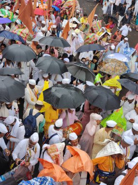 Pune, Maharashtra, Hindistan 2 Temmuz 2024: Pandharpur savaş alayı sırasında Seyyahlar Vitthala tapınağına doğru dans ederek dini şarkılar söyleyerek yürüdüler