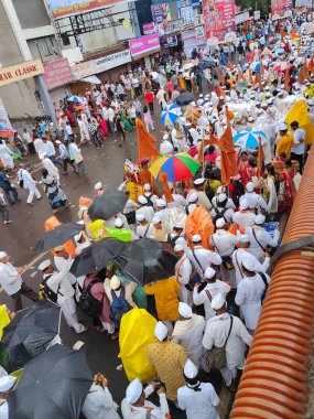 Pune, Maharashtra, Hindistan 2 Temmuz 2024: Pandharpur savaş alayı sırasında Seyyahlar Vitthala tapınağına doğru dans ederek dini şarkılar söyleyerek yürüdüler
