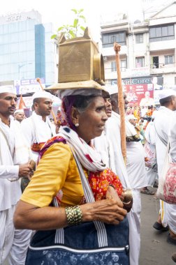 Pune, Maharashtra, Hindistan 2 Temmuz 2024: Pandharpur savaş alayı sırasında Seyyahlar Vitthala tapınağına doğru dans ederek dini şarkılar söyleyerek yürüdüler