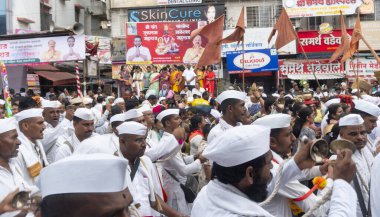 Pune, Maharashtra, Hindistan 2 Temmuz 2024: Pandharpur savaş alayı sırasında Seyyahlar Vitthala tapınağına doğru dans ederek dini şarkılar söyleyerek yürüdüler