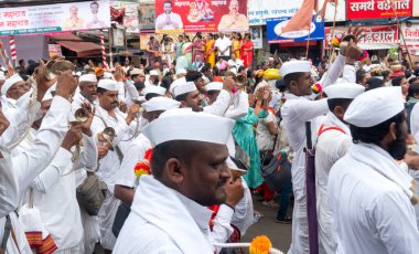 Pune, Maharashtra, Hindistan 2 Temmuz 2024: Pandharpur savaş alayı sırasında Seyyahlar Vitthala tapınağına doğru dans ederek dini şarkılar söyleyerek yürüdüler