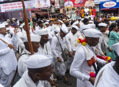 Pune, Maharashtra, Hindistan 2 Temmuz 2024: Pandharpur savaş alayı sırasında Seyyahlar Vitthala tapınağına doğru dans ederek dini şarkılar söyleyerek yürüdüler
