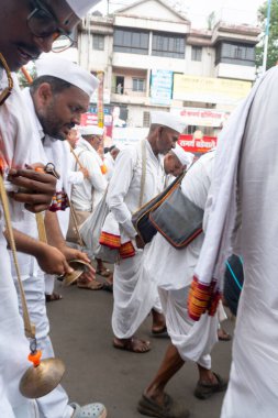 Pune, Maharashtra, Hindistan 2 Temmuz 2024: Pandharpur savaş alayı sırasında Seyyahlar Vitthala tapınağına doğru dans ederek dini şarkılar söyleyerek yürüdüler