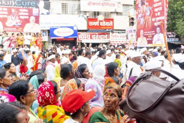 Pune, Maharashtra, Hindistan 2 Temmuz 2024: Pandharpur savaş alayı sırasında Seyyahlar Vitthala tapınağına doğru dans ederek dini şarkılar söyleyerek yürüdüler