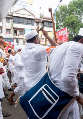 Pune, Maharashtra, Hindistan 2 Temmuz 2024: Pandharpur savaş alayı sırasında Seyyahlar Vitthala tapınağına doğru dans ederek dini şarkılar söyleyerek yürüdüler