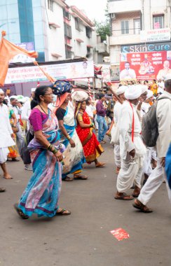 Pune, Maharashtra, Hindistan 2 Temmuz 2024: Pandharpur savaş alayı sırasında Seyyahlar Vitthala tapınağına doğru dans ederek dini şarkılar söyleyerek yürüdüler