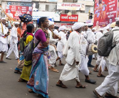 Pune, Maharashtra, Hindistan 2 Temmuz 2024: Pandharpur savaş alayı sırasında Seyyahlar Vitthala tapınağına doğru dans ederek dini şarkılar söyleyerek yürüdüler