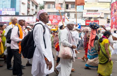 Pune, Maharashtra, Hindistan 2 Temmuz 2024: Pandharpur savaş alayı sırasında Seyyahlar Vitthala tapınağına doğru dans ederek dini şarkılar söyleyerek yürüdüler