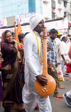 Pune, Maharashtra, Hindistan 2 Temmuz 2024: Pandharpur savaş alayı sırasında Seyyahlar Vitthala tapınağına doğru dans ederek dini şarkılar söyleyerek yürüdüler