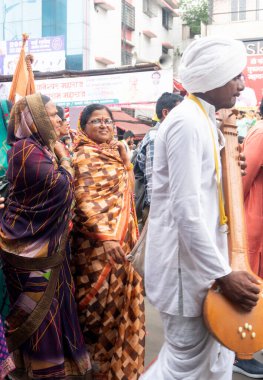 Pune, Maharashtra, Hindistan 2 Temmuz 2024: Pandharpur savaş alayı sırasında Seyyahlar Vitthala tapınağına doğru dans ederek dini şarkılar söyleyerek yürüdüler