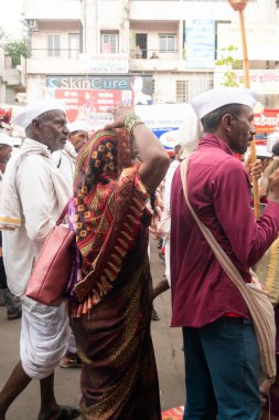 Pune, Maharashtra, Hindistan 2 Temmuz 2024: Pandharpur savaş alayı sırasında Seyyahlar Vitthala tapınağına doğru dans ederek dini şarkılar söyleyerek yürüdüler