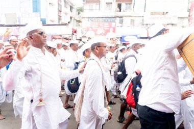 Pune, Maharashtra, Hindistan 2 Temmuz 2024: Pandharpur savaş alayı sırasında Seyyahlar Vitthala tapınağına doğru dans ederek dini şarkılar söyleyerek yürüdüler