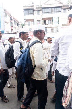 Pune, Maharashtra, Hindistan 2 Temmuz 2024: Pandharpur savaş alayı sırasında Seyyahlar Vitthala tapınağına doğru dans ederek dini şarkılar söyleyerek yürüdüler