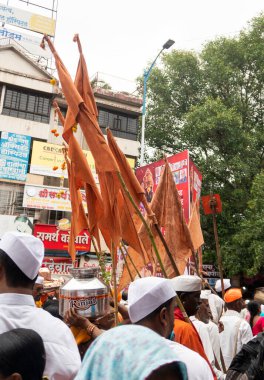 Pune, Maharashtra, Hindistan 2 Temmuz 2024: Pandharpur savaş alayı sırasında Seyyahlar Vitthala tapınağına doğru dans ederek dini şarkılar söyleyerek yürüdüler
