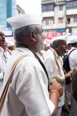 Pune, Maharashtra, Hindistan 2 Temmuz 2024: Pandharpur savaş alayı sırasında Seyyahlar Vitthala tapınağına doğru dans ederek dini şarkılar söyleyerek yürüdüler