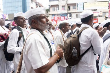 Pune, Maharashtra, Hindistan 2 Temmuz 2024: Pandharpur savaş alayı sırasında Seyyahlar Vitthala tapınağına doğru dans ederek dini şarkılar söyleyerek yürüdüler