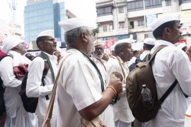 Pune, Maharashtra, Hindistan 2 Temmuz 2024: Pandharpur savaş alayı sırasında Seyyahlar Vitthala tapınağına doğru dans ederek dini şarkılar söyleyerek yürüdüler
