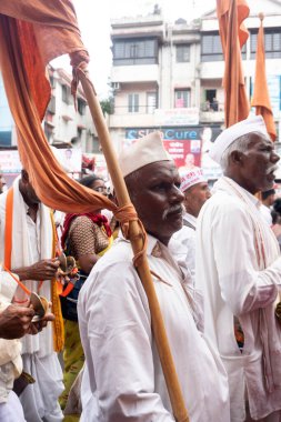 Pune, Maharashtra, Hindistan 2 Temmuz 2024: Pandharpur savaş alayı sırasında Seyyahlar Vitthala tapınağına doğru dans ederek dini şarkılar söyleyerek yürüdüler