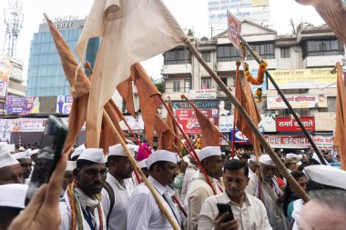 Pune, Maharashtra, Hindistan 2 Temmuz 2024: Pandharpur savaş alayı sırasında Seyyahlar Vitthala tapınağına doğru dans ederek dini şarkılar söyleyerek yürüdüler