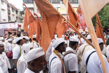 Pune, Maharashtra, Hindistan 2 Temmuz 2024: Pandharpur savaş alayı sırasında Seyyahlar Vitthala tapınağına doğru dans ederek dini şarkılar söyleyerek yürüdüler