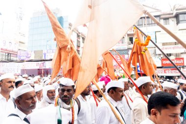 Pune, Maharashtra, Hindistan 2 Temmuz 2024: Pandharpur savaş alayı sırasında Seyyahlar Vitthala tapınağına doğru dans ederek dini şarkılar söyleyerek yürüdüler