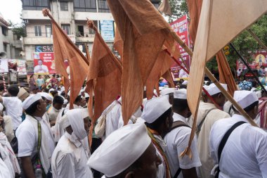 Pune, Maharashtra, Hindistan 2 Temmuz 2024: Pandharpur savaş alayı sırasında Seyyahlar Vitthala tapınağına doğru dans ederek dini şarkılar söyleyerek yürüdüler