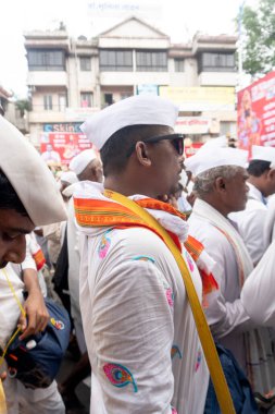Pune, Maharashtra, Hindistan 2 Temmuz 2024: Pandharpur savaş alayı sırasında Seyyahlar Vitthala tapınağına doğru dans ederek dini şarkılar söyleyerek yürüdüler