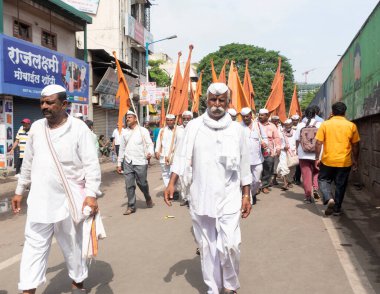 Pune, Maharashtra, Hindistan 2 Temmuz 2024: Pandharpur savaş alayı sırasında Seyyahlar Vitthala tapınağına doğru dans ederek dini şarkılar söyleyerek yürüdüler