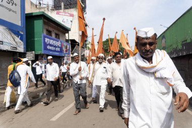 Pune, Maharashtra, Hindistan 2 Temmuz 2024: Pandharpur savaş alayı sırasında Seyyahlar Vitthala tapınağına doğru dans ederek dini şarkılar söyleyerek yürüdüler