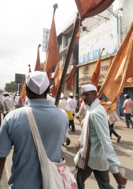 Pune, Maharashtra, Hindistan 2 Temmuz 2024: Pandharpur savaş alayı sırasında Seyyahlar Vitthala tapınağına doğru dans ederek dini şarkılar söyleyerek yürüdüler