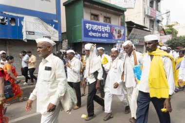 Pune, Maharashtra, Hindistan 2 Temmuz 2024: Pandharpur savaş alayı sırasında Seyyahlar Vitthala tapınağına doğru dans ederek dini şarkılar söyleyerek yürüdüler