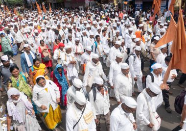 Pune, Maharashtra, Hindistan 2 Temmuz 2024: Pandharpur savaş alayı sırasında Seyyahlar Vitthala tapınağına doğru dans ederek dini şarkılar söyleyerek yürüdüler