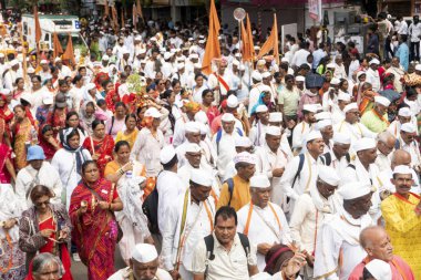 Pune, Maharashtra, Hindistan 2 Temmuz 2024: Pandharpur savaş alayı sırasında Seyyahlar Vitthala tapınağına doğru dans ederek dini şarkılar söyleyerek yürüdüler