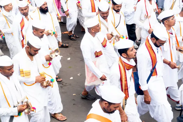 Pune, Maharashtra, Hindistan 2 Temmuz 2024: Pandharpur savaş alayı sırasında Seyyahlar Vitthala tapınağına doğru dans ederek dini şarkılar söyleyerek yürüdüler