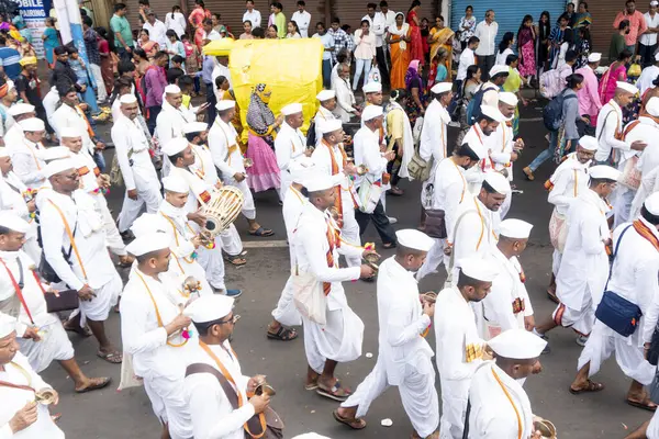 Pune, Maharashtra, Hindistan 2 Temmuz 2024: Pandharpur savaş alayı sırasında Seyyahlar Vitthala tapınağına doğru dans ederek dini şarkılar söyleyerek yürüdüler