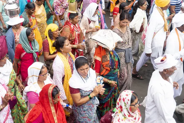 Pune, Maharashtra, Hindistan 2 Temmuz 2024: Pandharpur savaş alayı sırasında Seyyahlar Vitthala tapınağına doğru dans ederek dini şarkılar söyleyerek yürüdüler